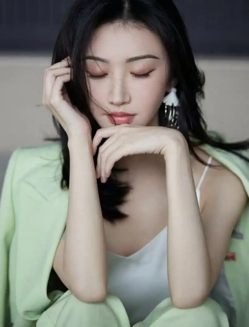 32岁景甜不愧是"颜霸"