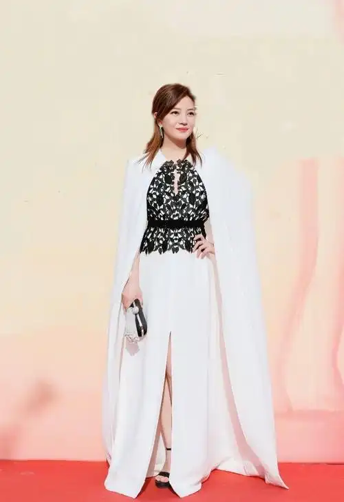 赵薇终于掀起刘海扮贵妇把披风当礼服穿惊艳红毯真有气质