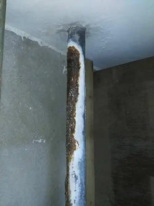 请问老水管生锈渗水 有水珠 因为是一个楼的主水管 没法换掉