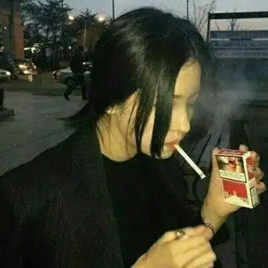 女生头像:抽烟