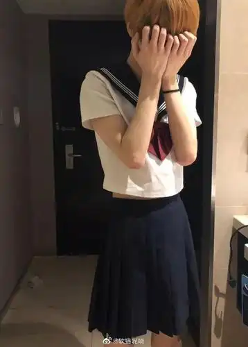 "男孩子穿裙子可以有多性感?哪个女生能顶得住啊啊啊!