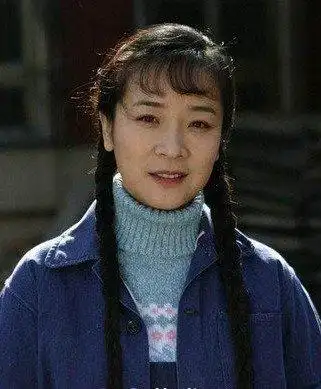 他的很多作品都是出自中年,比如说半路夫妻,偏不离婚等等陈小艺个人