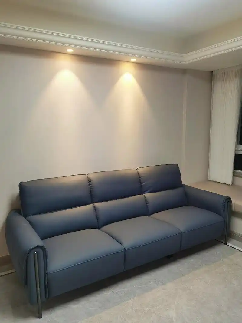 雾霾蓝真皮沙发到啦,搭配个啥颜色的抱枕呢 雾霾蓝确实是很高级啊