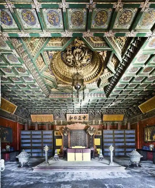 木头容易因潮湿而受损,所以为了保护这座珍贵的古建筑,养心殿不得不