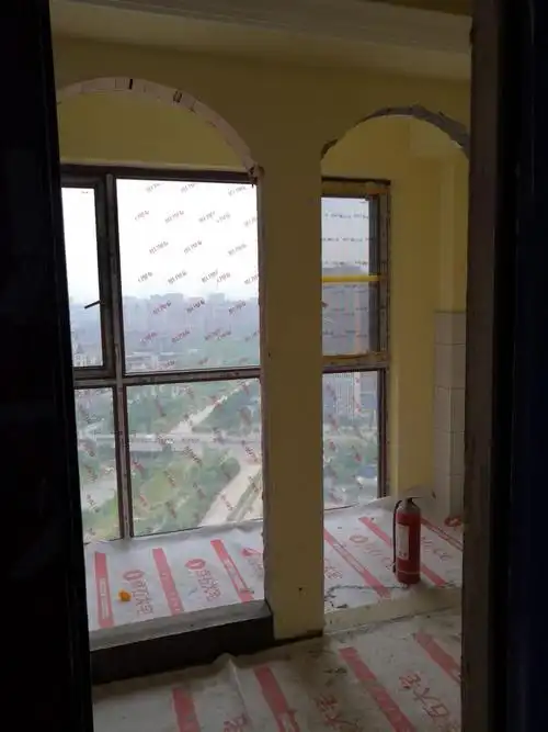 入户门厅及生活阳台,两个弧形的门洞造型,想必这位业主家设计的是欧式