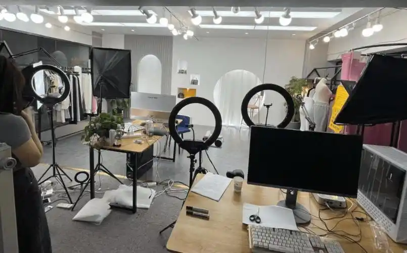 淘宝第一村的财富故事豪车一字排开直播带货还是老板娘卖力