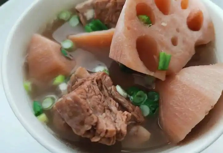 莲藕排骨汤,怎样做得排骨软烂莲藕粉糯,汁浓味鲜?选藕有诀窍!_洪湖_食