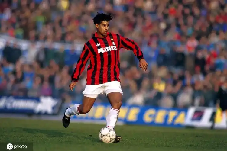 里杰卡尔德在球员时代曾是著名的"荷兰三剑客"之一,与古利特,巴斯滕一