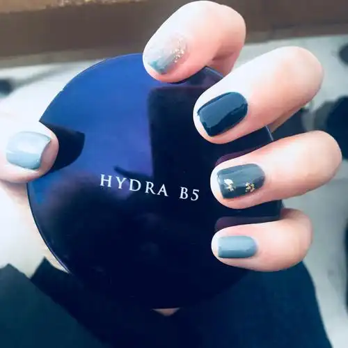灰蓝色美甲