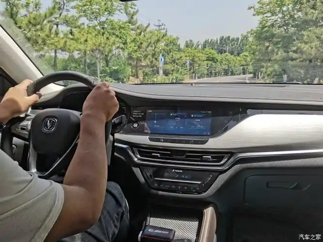 我坐在车上,负责拍照,今天有专属的司机帮我们开车