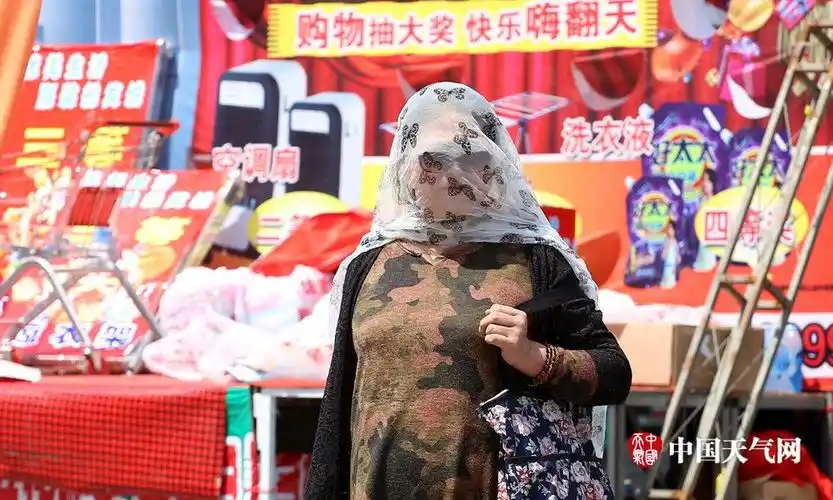 辽宁辽阳大风沙尘来袭 秀发在空中凌乱