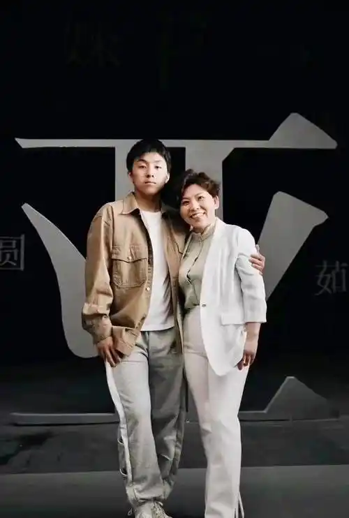 长成,邓亚萍晒儿子近照高大帅气,相处画面十分温馨_乒乓球_林瀚_网友
