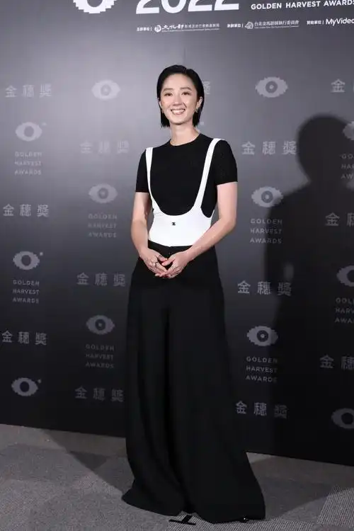 桂纶镁陈柏霖的cp感还挺强,同穿黑色服装像情侣装,看着挺搭的|服装