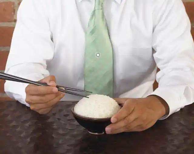 中国人为何要端着碗吃饭?老外回答笑的肚子疼!网友:赞同第3点