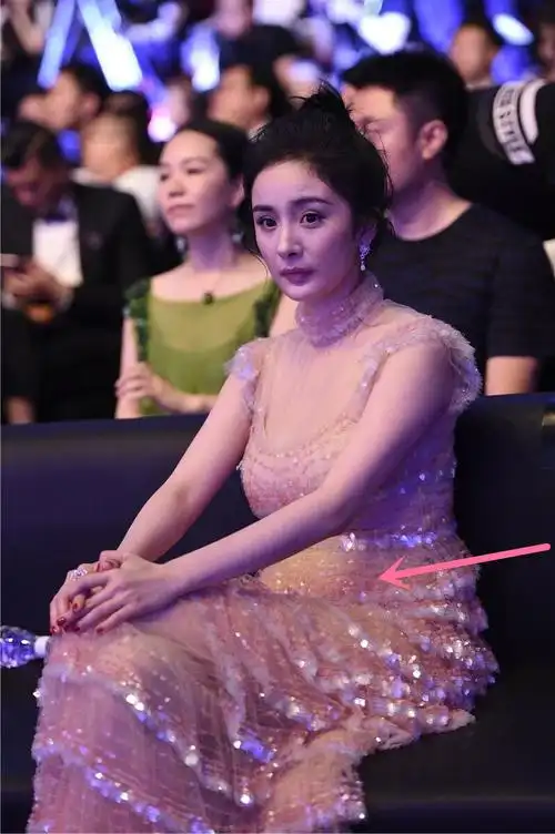 肚子惊现赘肉?有肚腩麒麟臂的杨幂,代言运动品牌有多大说服力?