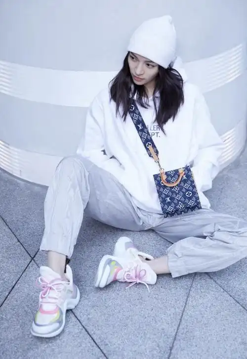 钟楚曦的衣品好得没话说穿白色卫衣配卫裤清新又酷帅