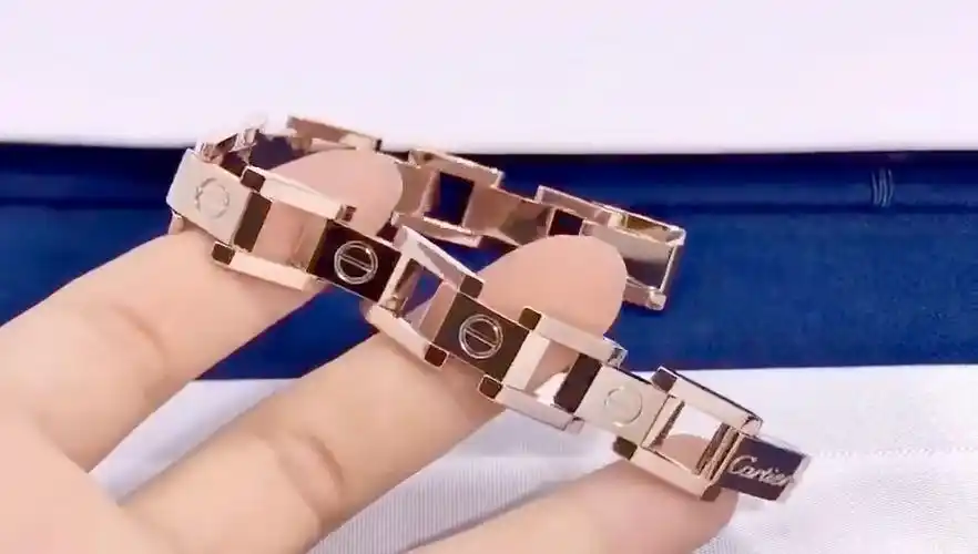 卡地亚男士坦克手链 沉甸甸的份量感 超级帅气,男士珠宝不能少,一样要