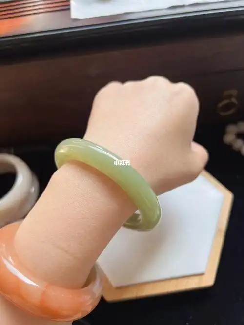 佘太翠果绿色泥鳅背57圈口手镯