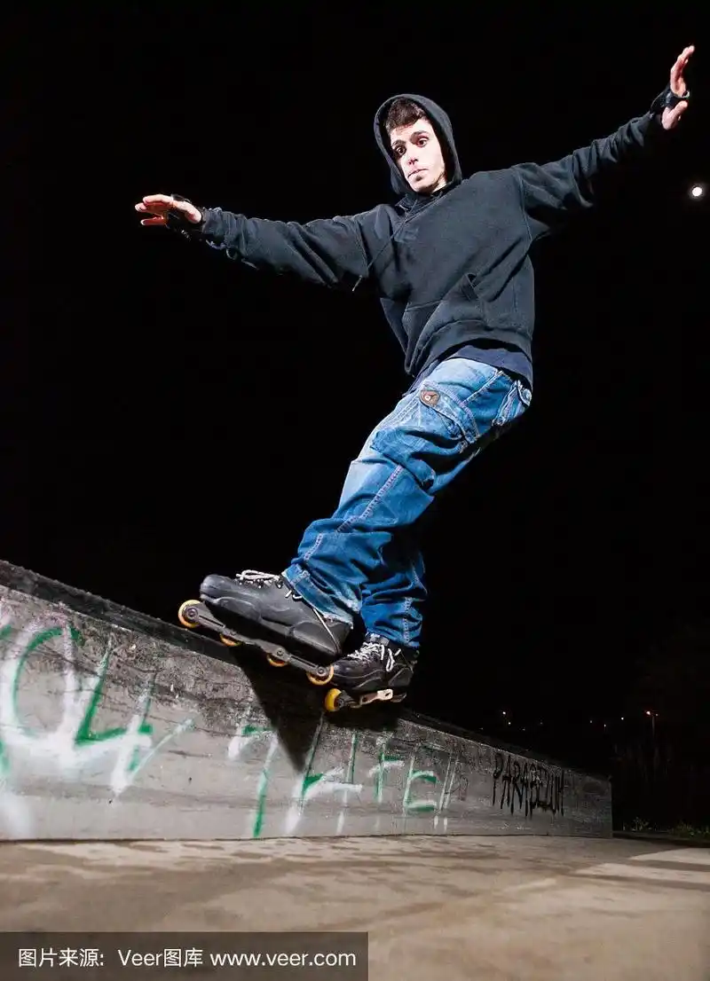 一个年轻人在练习滑旱冰