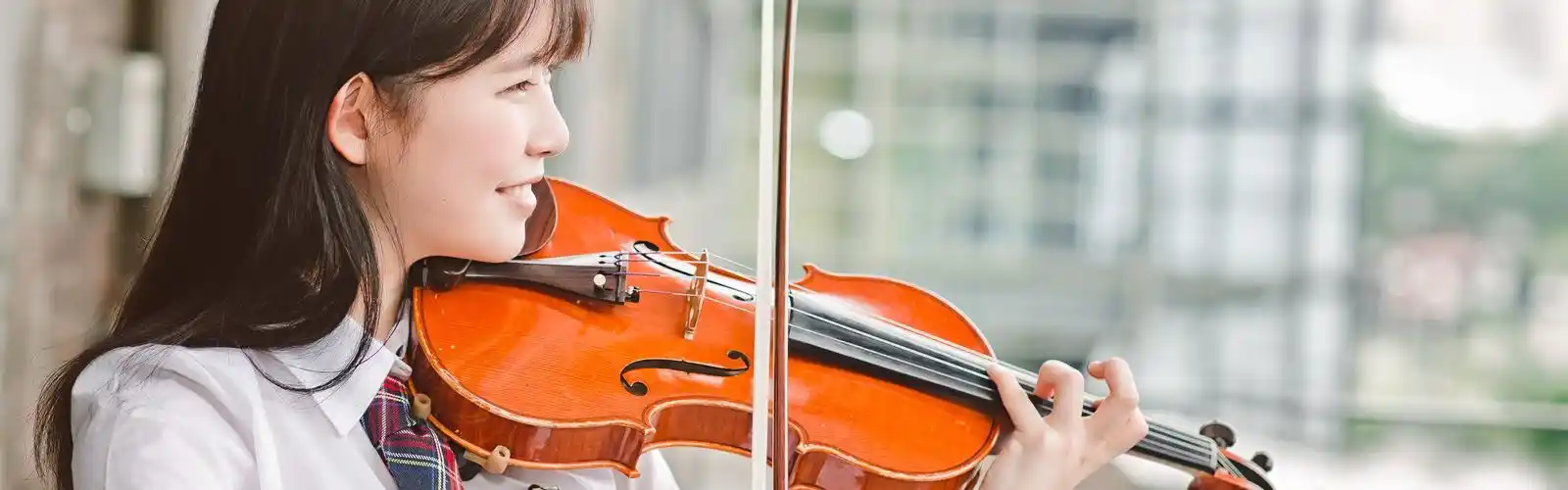 中国女孩弹小提琴,微笑 4k