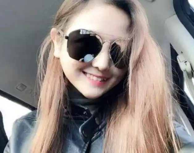 最美袖珍人黄韵伊:身高1米35酷似女星,如今年入百万被多人追求|模特