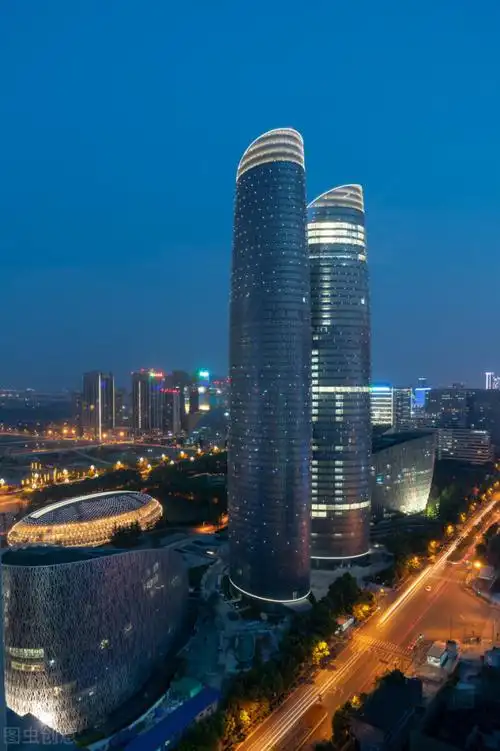 成都地标性双子塔灯光秀,218米摩天大楼变巨幕_腾讯新闻