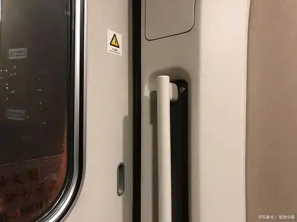 复兴号动车的充电插座:宝藏般的隐藏位置