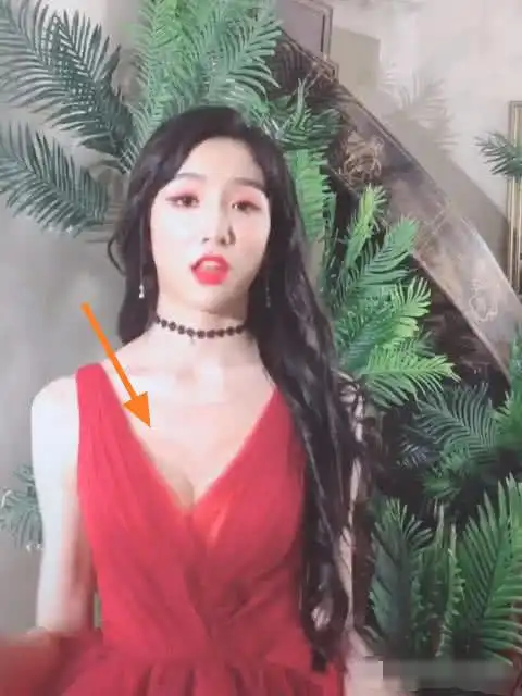 当艾比穿上婚纱,被质疑哪来的胸?网友:明显是画出来的!