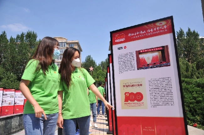 建党百年展览进社区 老中青三代同讲红色故事