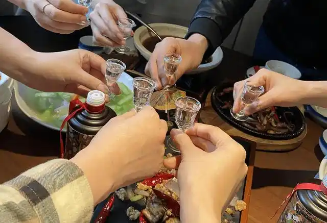 即便是不怎么能喝酒的人,家里也总会备上几瓶好酒,待到亲戚朋友做客之