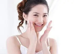 起床后,用手轻轻拍打自己的面部肌肤,把沉睡的肌肤拍醒.