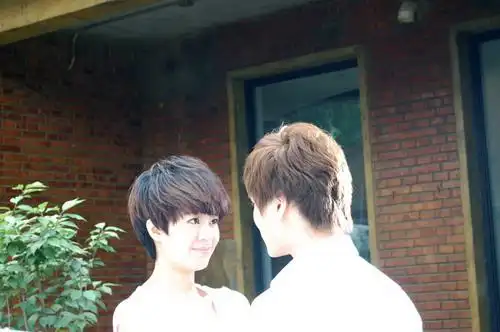 郁可唯拍mv与"男友"秀甜蜜 变温柔过足自拍瘾