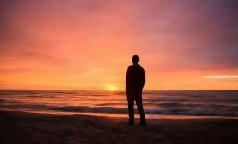 人到中年,要学会"不合群"_生活