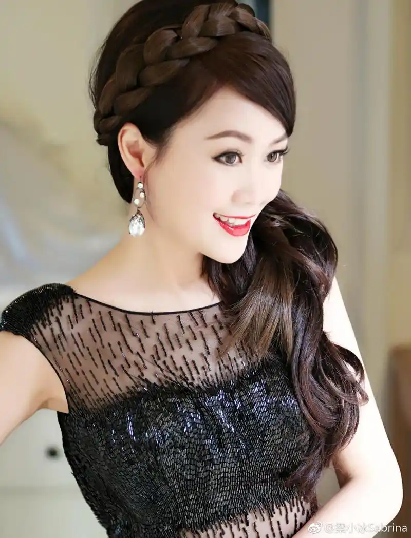 组图:47岁梁小冰透视纱裙秀美背 面容精致红唇惹眼