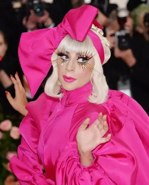 红毯天后ladygaga,被爆插足伊莲娜库帕恋情,造型亲妈都认不出来|晚