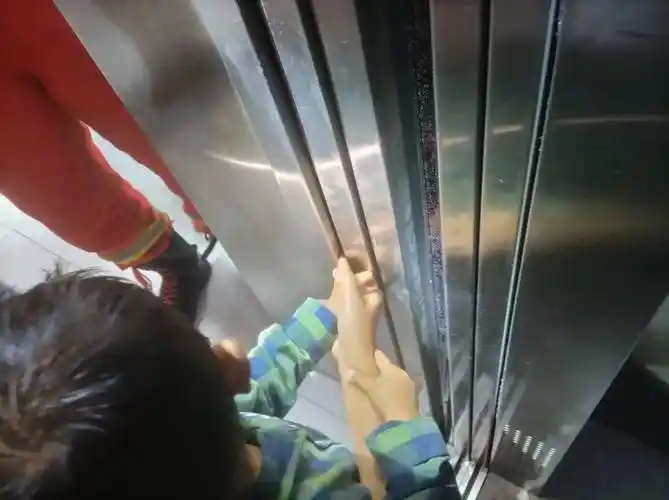 揪心楚雄一小男孩四根手指都被卡在电梯轿厢门中因手指疼痛难忍小男孩