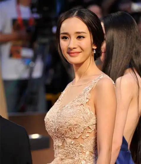 杨幂早年和成龙电动车广告被扒,没任何特效下,这颜值真是妙不可言!