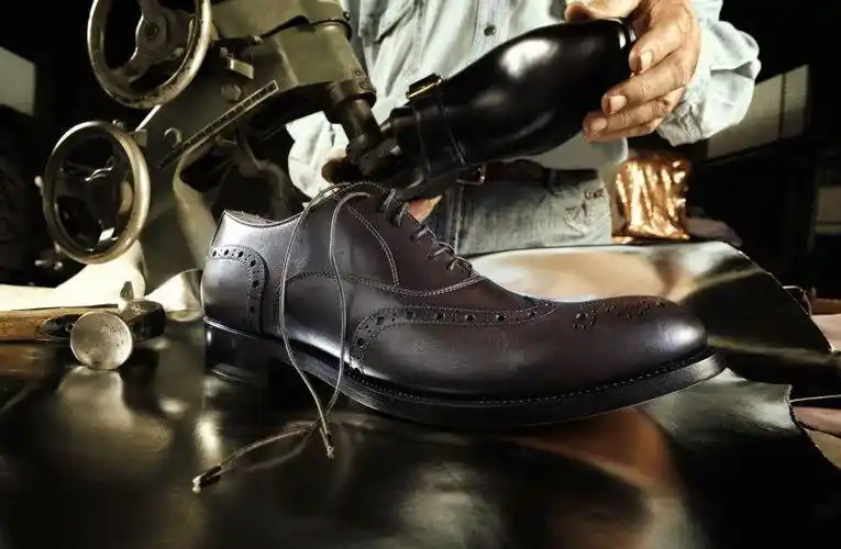 鞋匠手工制作皮鞋