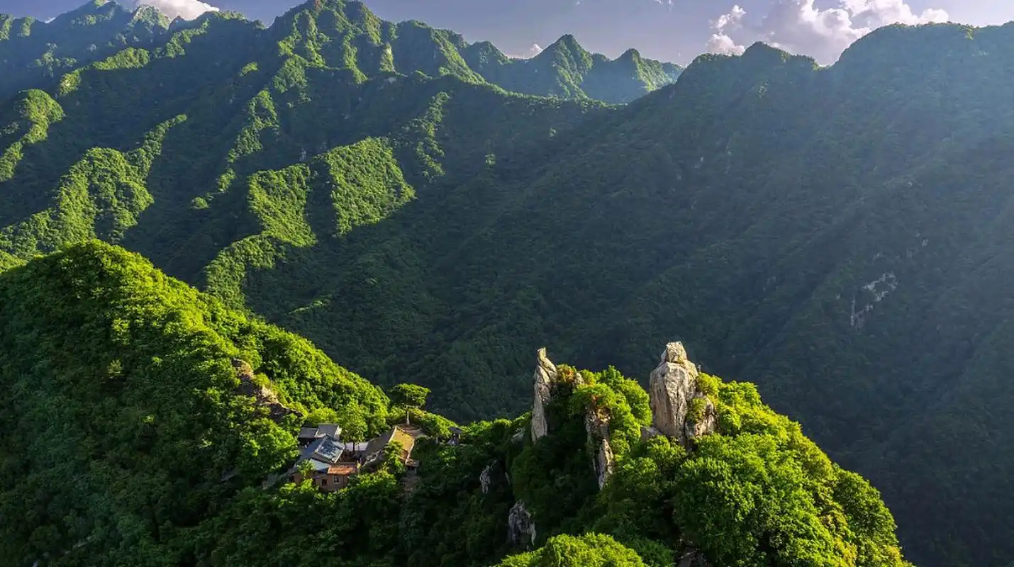 西安翠华山景区,位于西安市南23公里的秦岭北脉,是一自然风景名胜区.