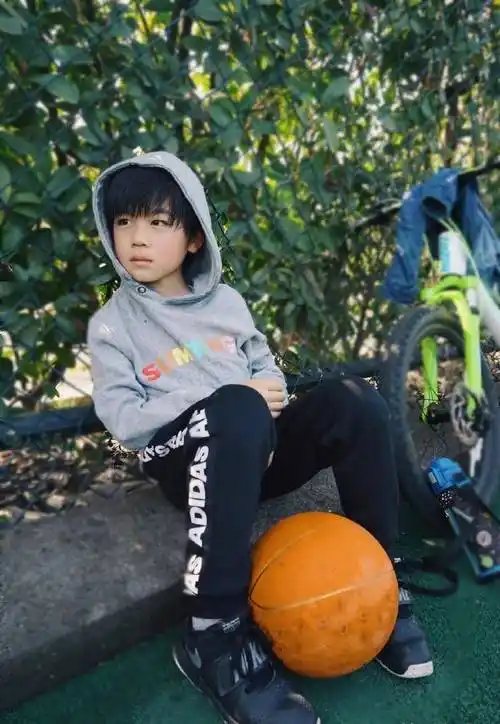 《庆余年》小范闲:4岁"出道",10岁的"老戏骨"生活中太时尚