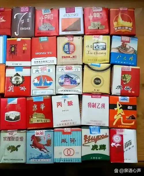 从图片中,我们可以看到各种品牌和款式的老香烟,它们以独特的包装