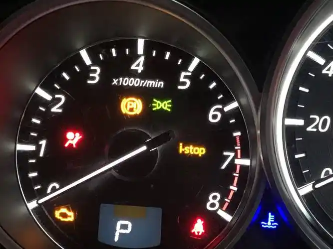 水温报警灯亮是什么原因( 水温报警灯亮是什么原因 怎么办可以加水吗