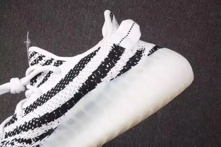 adidasyeezy侃爷椰子白斑马跑鞋eqt跑鞋白菜价68元