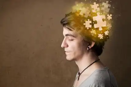 年轻心态年轻人以发光的拼图心态的思考照片