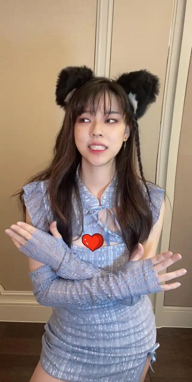 沫子晒性感照片,蕾丝半开襟连衣裙太吸睛,粉丝:挤的属实辛苦