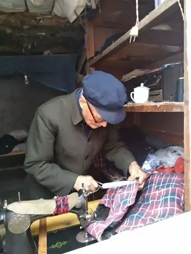 果然,有民国气质的老裁缝在缝衣.