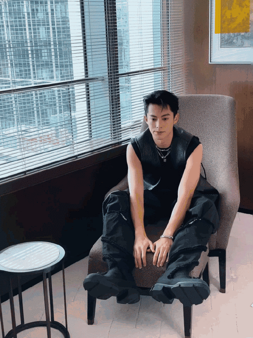 王鹤棣翘脚live图