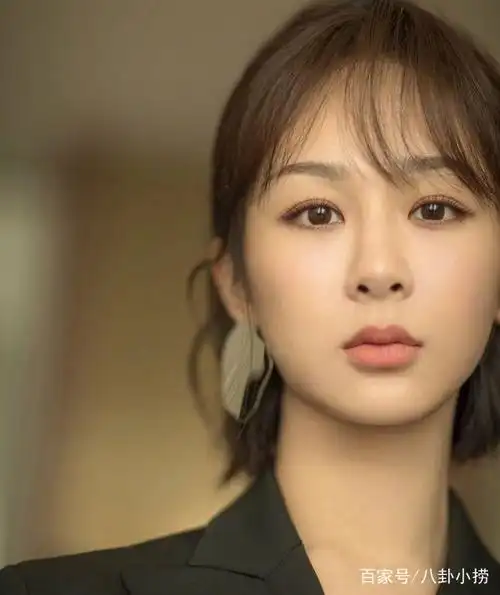 小雪时期的杨紫小脸蛋又圆又肉,现在却变成了尖尖下巴的流水线脸型.