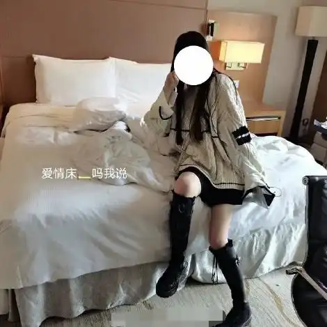 私生饭闯进时代少年团酒店房间女生在床上摆拍偷吃艺人剩下零食