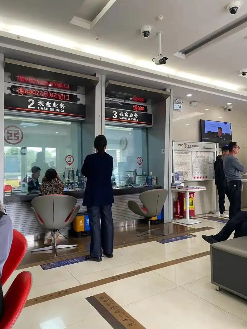 我就纳闷了,工商银行好多业务不能在电子银行自助办理,还得去柜 - 抖